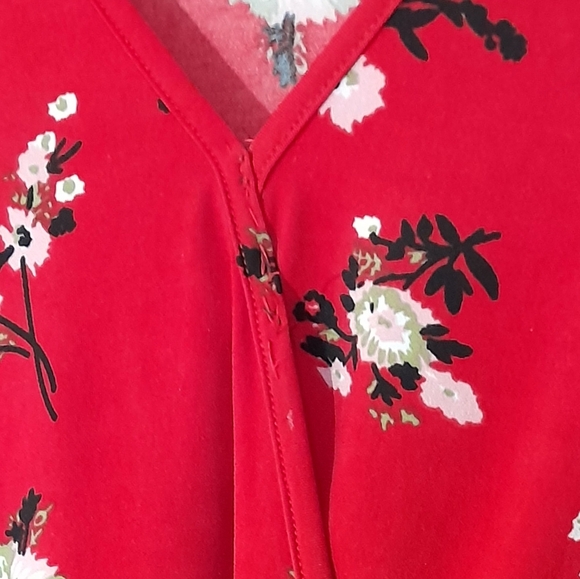 TROVARE WOMENS SMALL PETITE RED FLORAL SHORT SLEEVE V NECK TOP - Picture 3 of 4